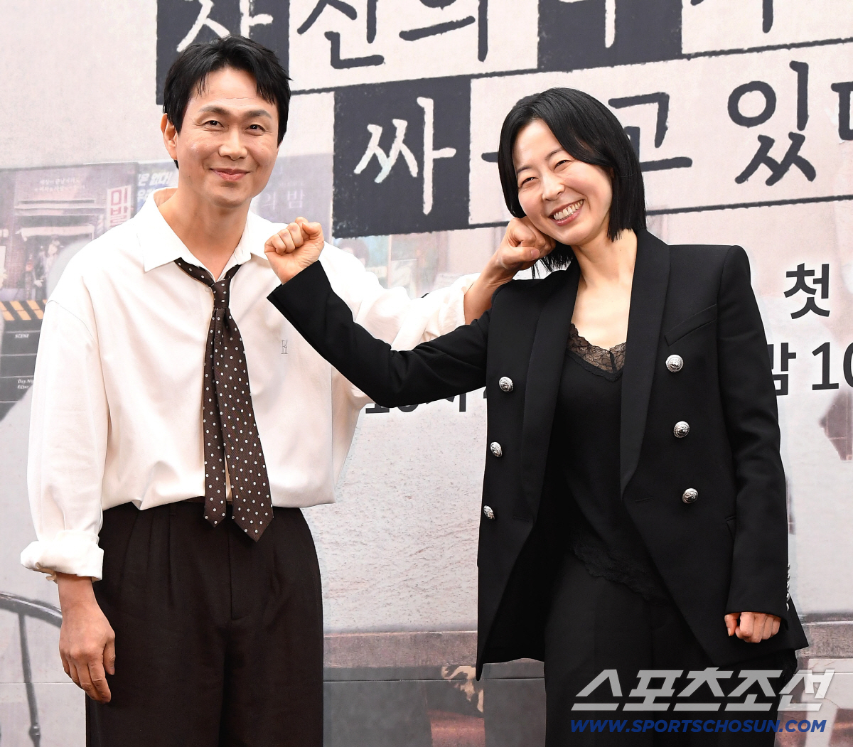 17일 상암 스탠포드호텔에서 열린 'jtbc토일드라마 '모두가 자신의 무가치함과 싸우고 있다' 제작발표회가 열렸다. 포즈를 취하고 있는 오정세, 강말금. 상암=송정헌 기자 songs@sportschosun.com/2026.04.17/