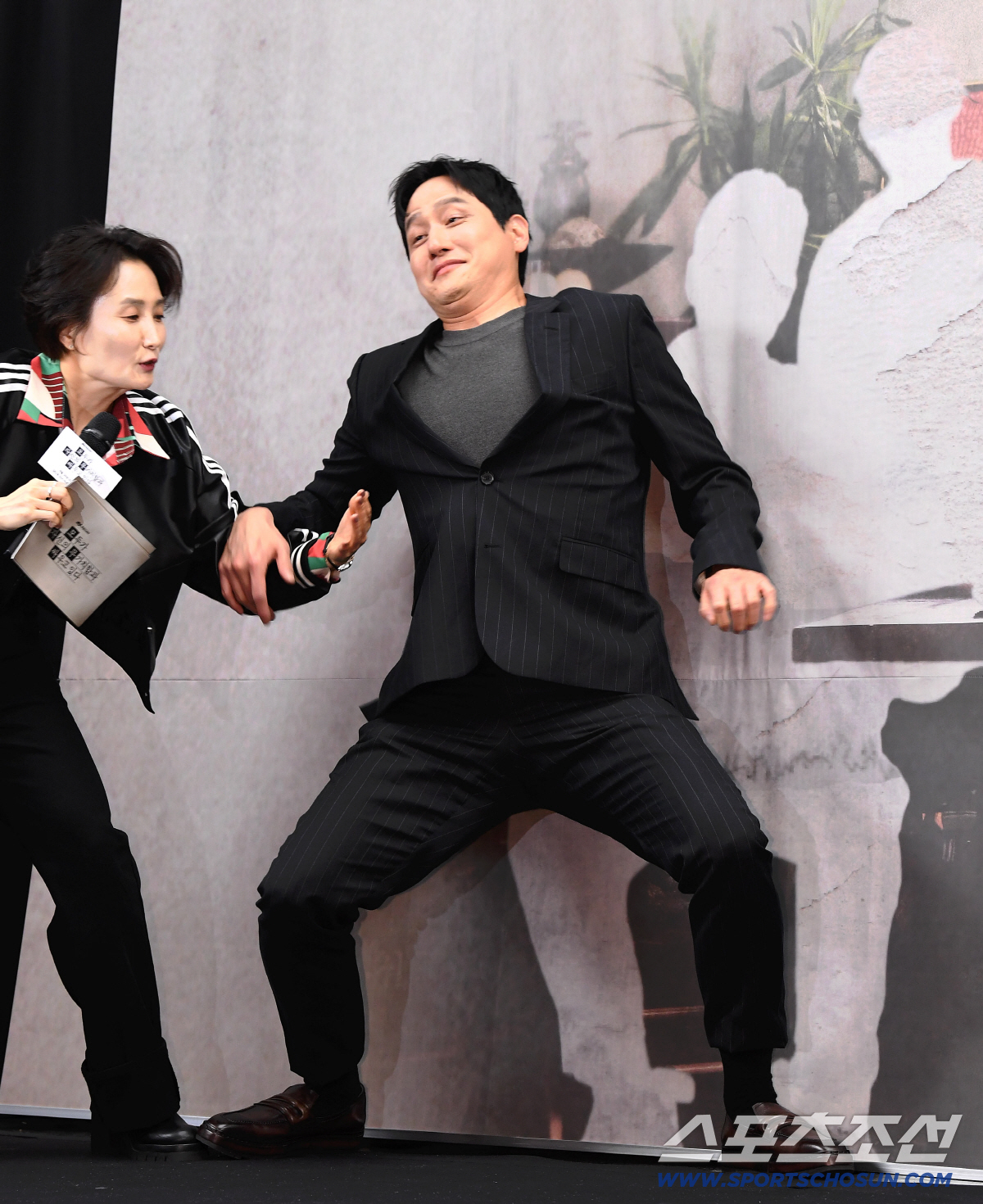 17일 상암 스탠포드호텔에서 열린 'jtbc토일드라마 '모두가 자신의 무가치함과 싸우고 있다' 제작발표회가 열렸다. 포토타임 도중 넘어질 뻔한 배우 박해준. 상암=송정헌 기자 songs@sportschosun.com/2026.04.17/