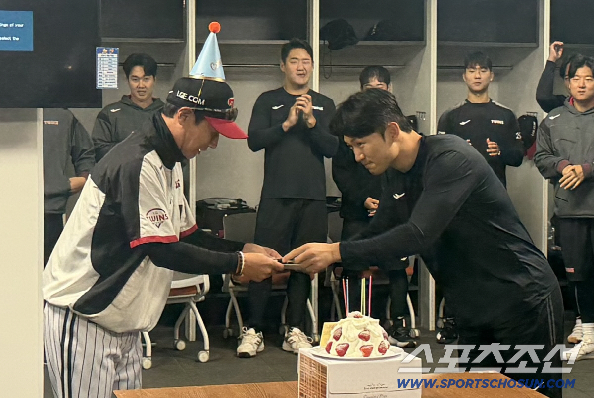 LG 트윈스 염경엽 감독이 17일 생일을 맞아 선수단이 마련한 생일 파티에서 주장 박해민으로부터 생일 선물을 받고 있다. 사진제공=LG 트윈스