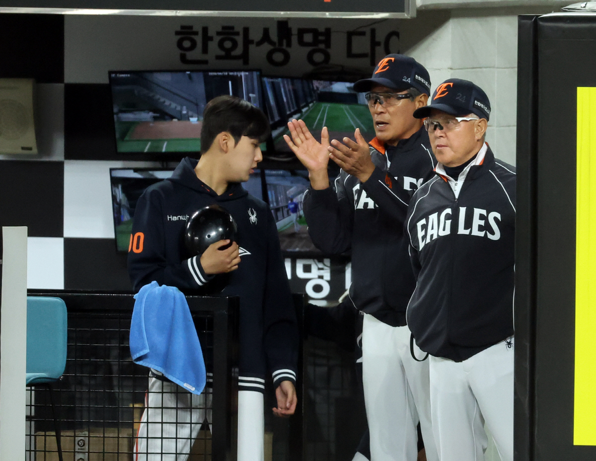 16일 대전 한화생명 볼파크에서 열린 2026 신한 SOL 뱅크 KBO리그 삼성 라이온즈와 한화 이글스의 경기. 한화 김경문 감독(오른쪽)이 굳은 얼굴로 경기를 지켜보고 있다. 2026.4.16 연합뉴스