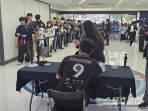 이럴수가! 16년 함께한 팬들과 마지막 인사인데…부산 한화-롯데전 우천 취소 → 정훈 은퇴식 연기 [부산현장]