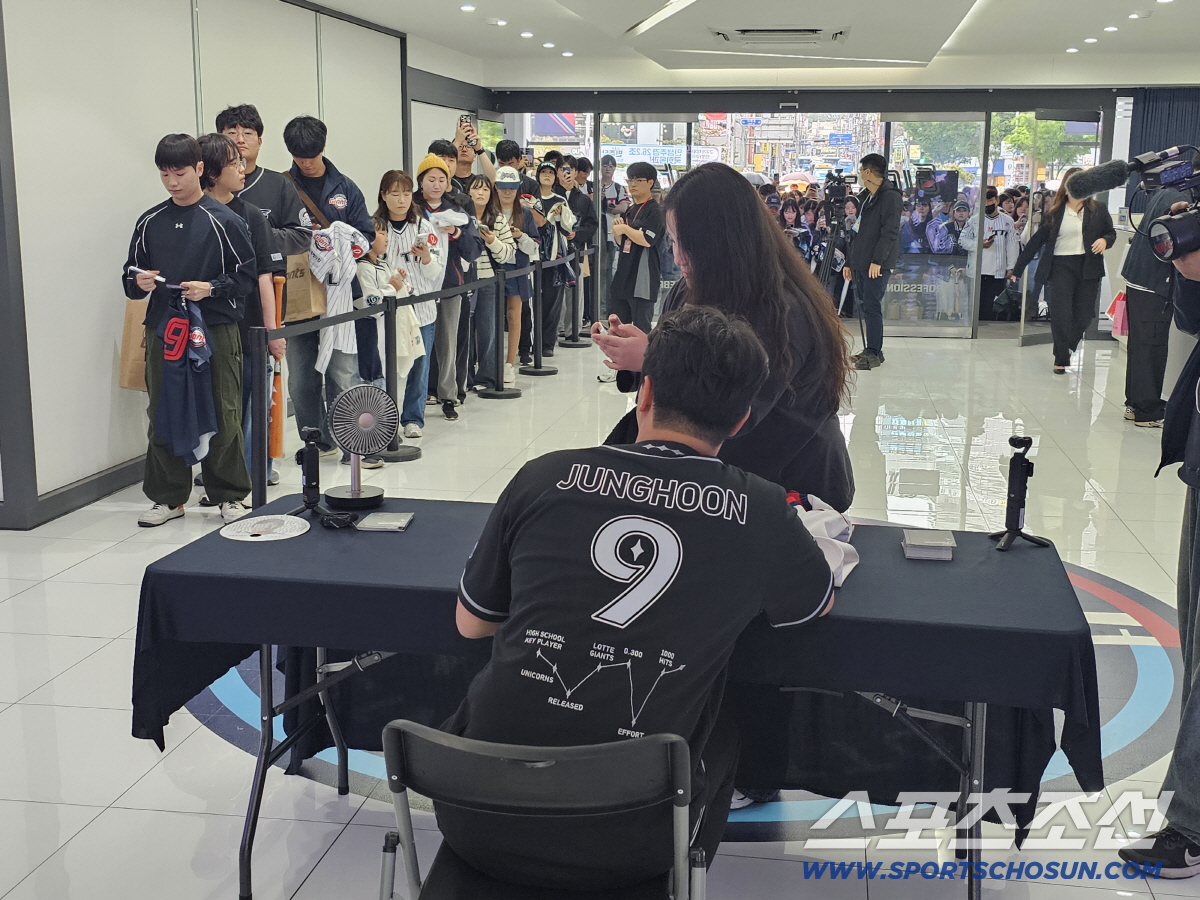 정훈과의 마지막 인사를 위해 구름처럼 모여든 팬들. 정훈의 굿즈들도 눈에 띈다. 김영록 기자