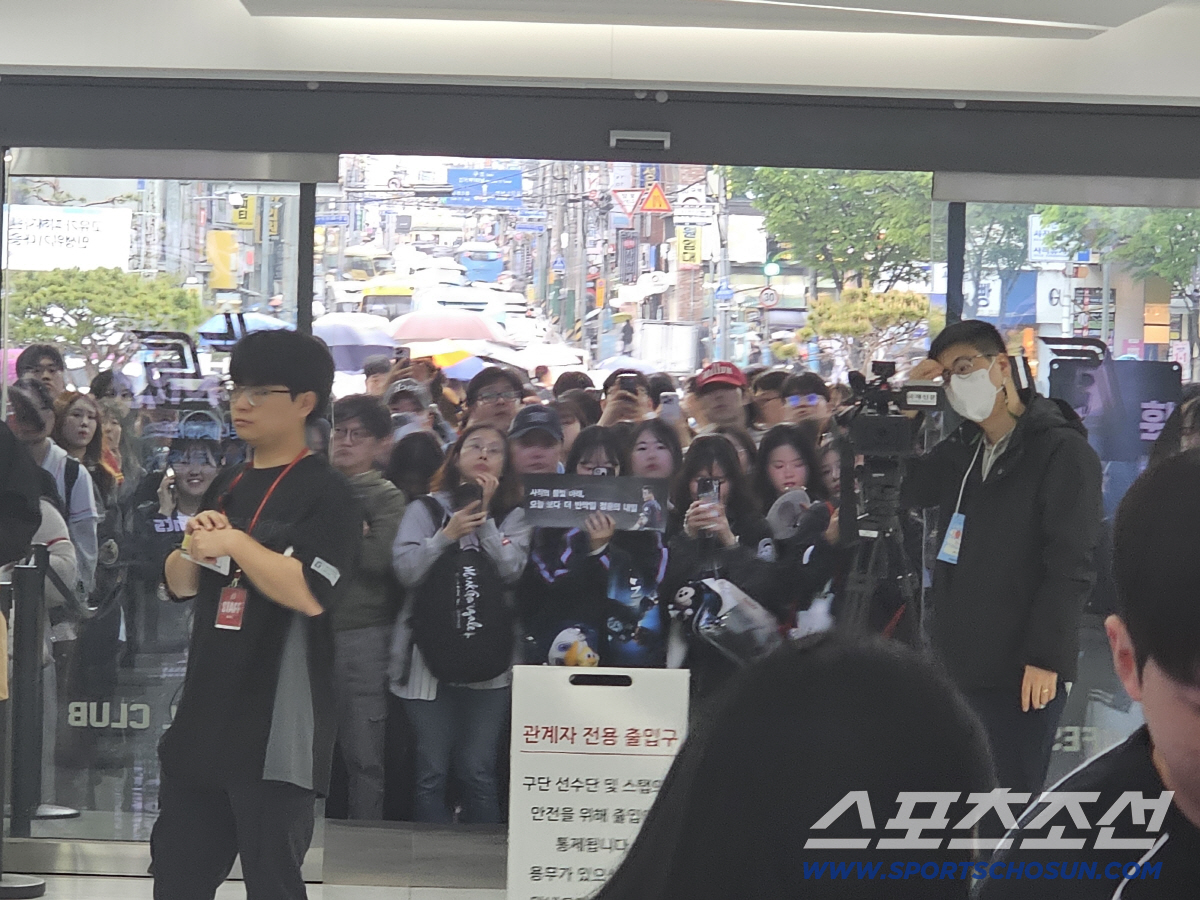 정훈과의 마지막 인사를 위해 구름처럼 모여든 팬들. 정훈의 굿즈들도 눈에 띈다. 김영록 기자