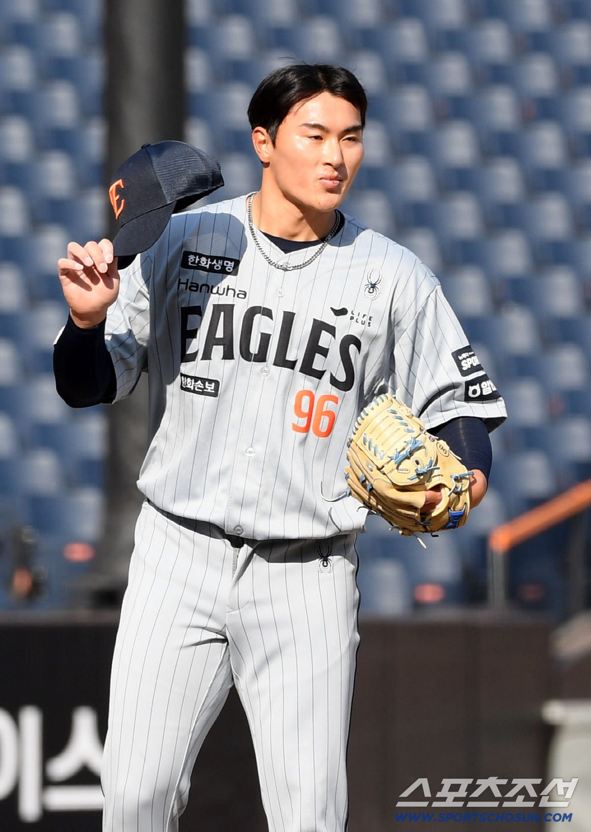 17일 대전 한화생명볼파크 열린 한화 이글스와 두산 베어스의 경기. 한화 박준영이 두산 조수행에게 사과하고 있다. 대전=박재만 기자 pjm@sportschosun.com/2026.03.17/