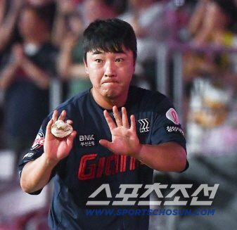 이럴수가! 16년 함께한 팬들과 마지막 인사인데…부산 한화-롯데전 우천 취소 → 정훈 은퇴식 연기 