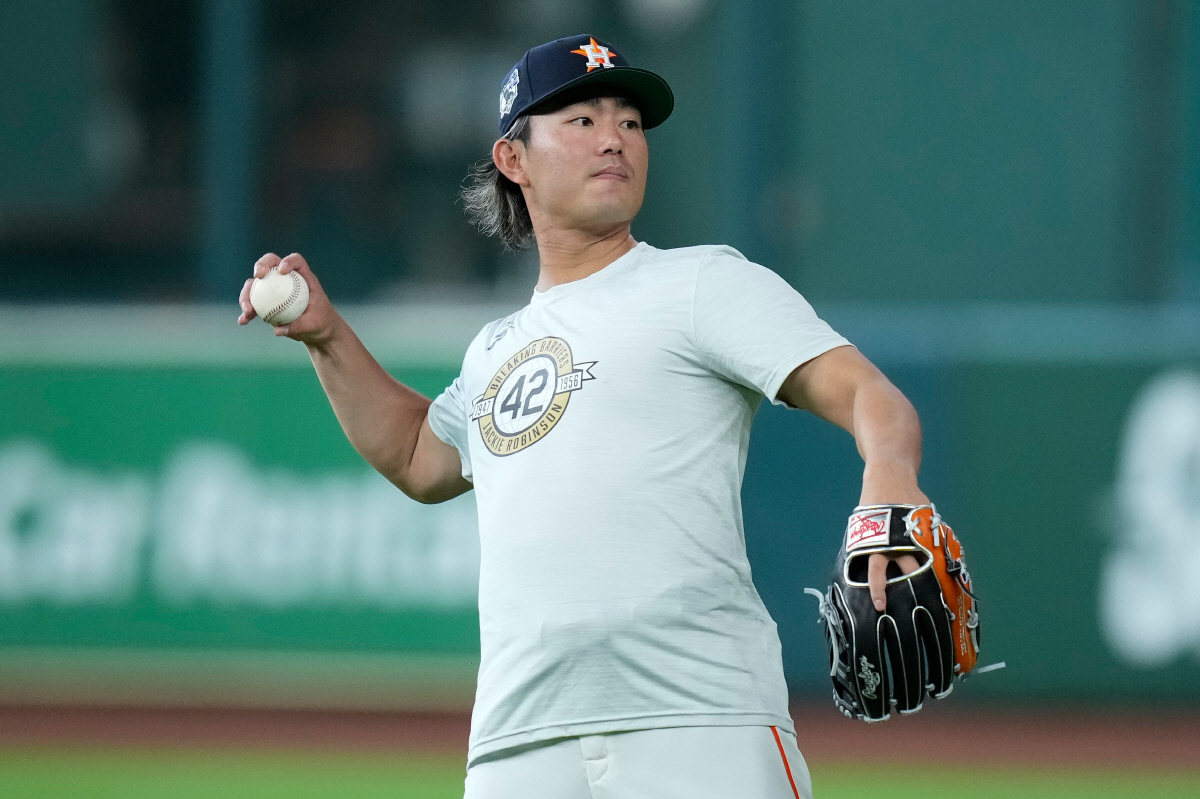 Houston Astros pitcher Tatsuya Imai warms up before a baseball game against the Colorado Rockies, Wednesday, April 15, 2026, in Houston. (AP Photo/Kevin M. Cox)