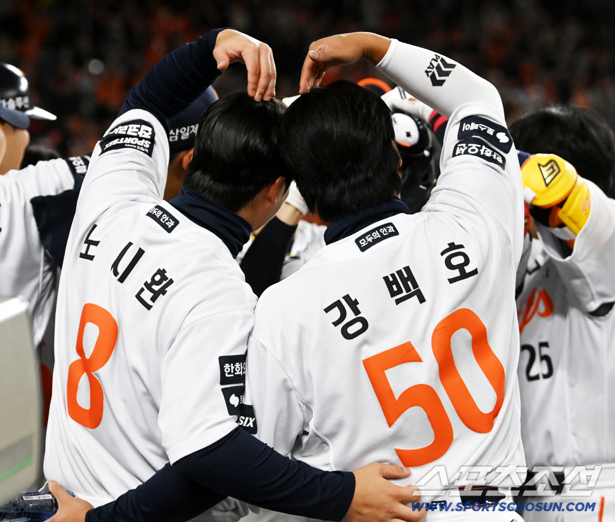 1일 대전한화생명볼파크에서 열린 KT와 한화의 경기. 8회말 2사 1,2루 한화 심우준이 동점 3점홈런을 치고 노시환 강백호의 환영을 받고 있다. 대전=허상욱 기자 wook@sportschosun.com/2026.04.01/