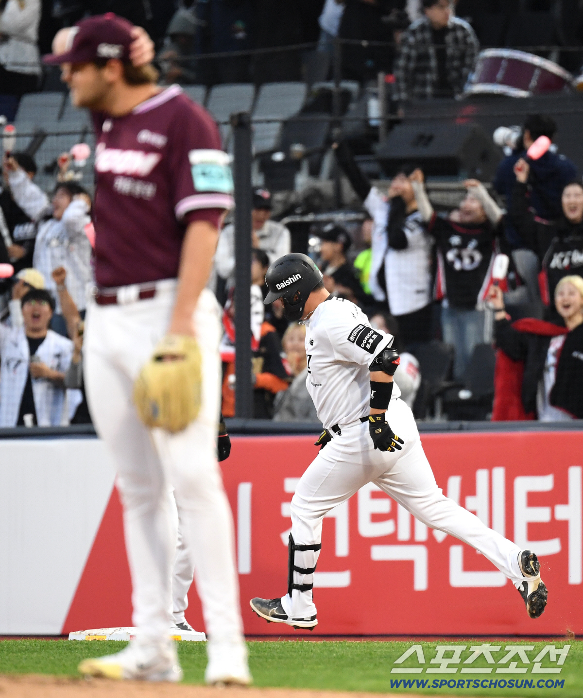 17일 수원 케이티위즈파크에서 열린 KT와 키움의 경기. 1회말 솔로홈런을 날린 KT 장성우. 수원=송정헌 기자 songs@sportschosun.com/2026.04.17/