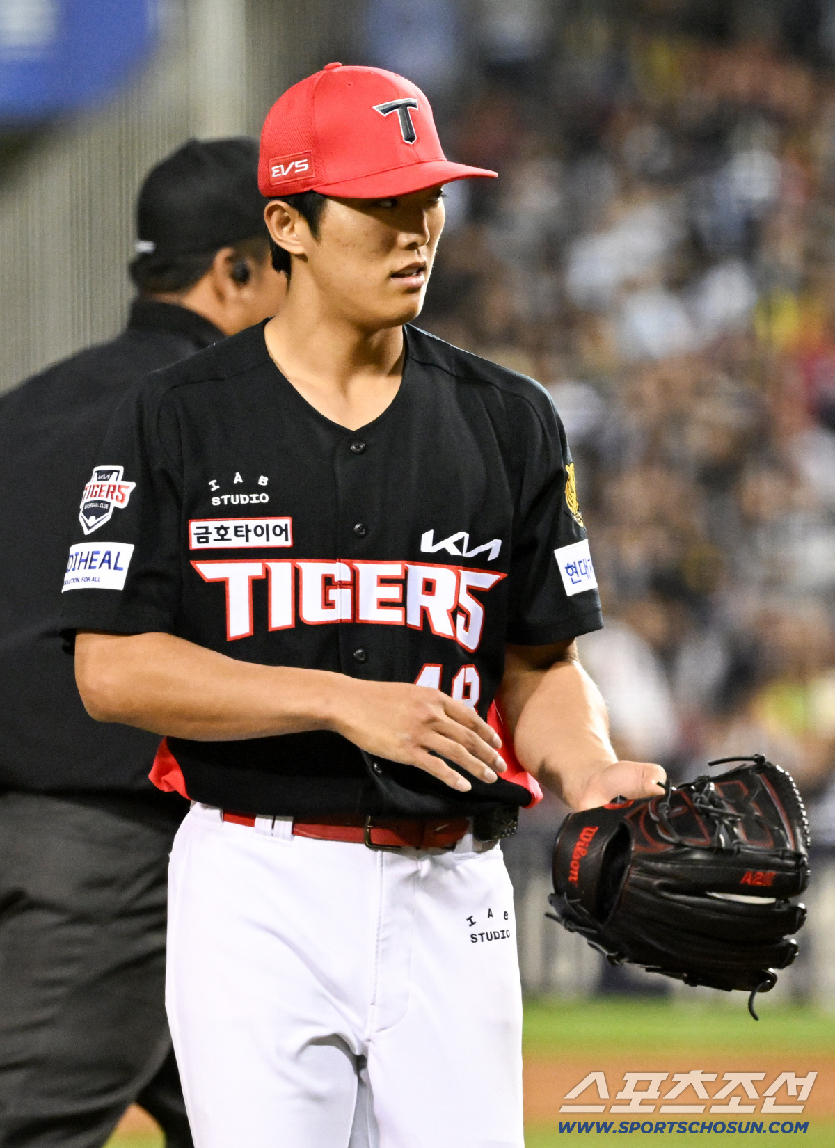 17일 잠실구장에서 열린 두산과 KIA의 경기. KIA 이의리가 5이닝 무실 피칭 직후 포수 주효상을 향해 고마운 마음을 전하고 있다. 잠실=박재만 기자 pjm@sportschosun.com/2026.04.17/