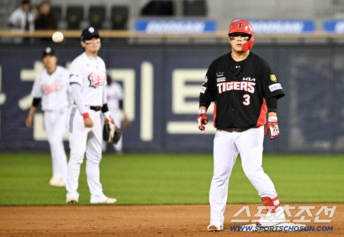 17일 잠실구장에서 열린 두산과 KIA의 경기. 7회초 1사 1,2루 KIA 김선빈이 안타를 날린 뒤 환호하고 있다. 잠실=박재만 기자 pjm@sportschosun.com/2026.04.17/