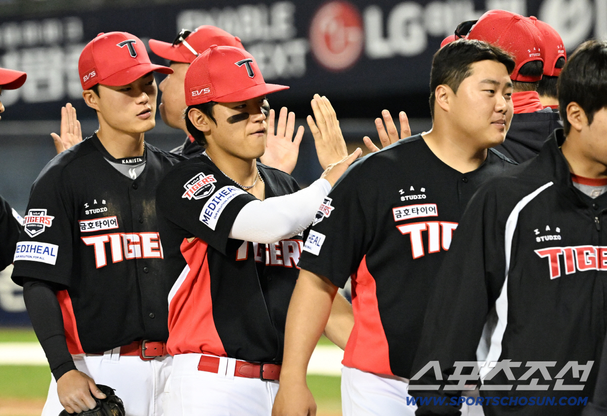 슈퍼스타 KIA 김도영이 하이파이브를 나누고 있다. 잠실=박재만 기자 pjm@sportschosun.com