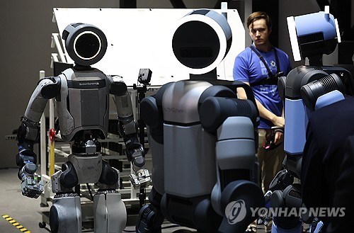 (라스베이거스=연합뉴스) 김성민 기자 = CES 개막 이틀째인 7일(현지시간) 미국 네바다주 라스베이거스 컨벤션센터(LVCC) 현대자동차 부스에서 로봇 아틀라스가 이동하고 있다. 2026.1.8 ksm7976@yna.co.kr