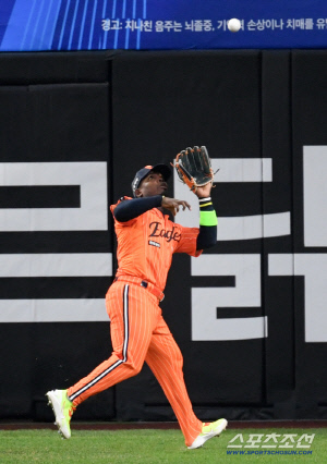 연패중 이틀연속 치명적 실책, 이러니 손아섭 보낼 수 밖에… '살인 타선'의 역설, '페라자-강백호' 교통정리도 쉽지 않다