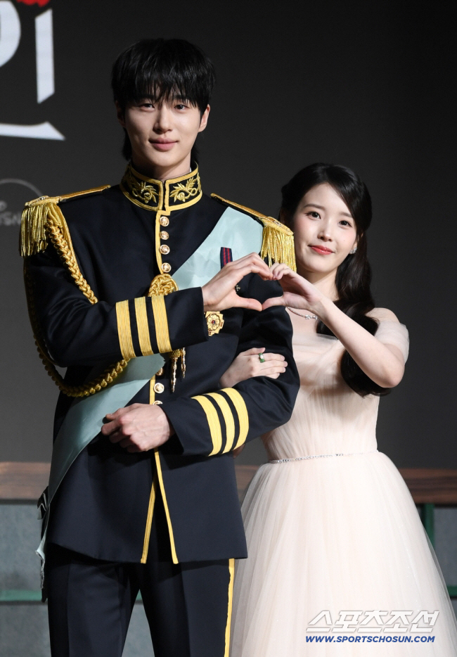 아이유, 대체 얼마나 마른 거야..변우석 "너무 가벼워, 손 부들부들 떨렸다"(대군부인)