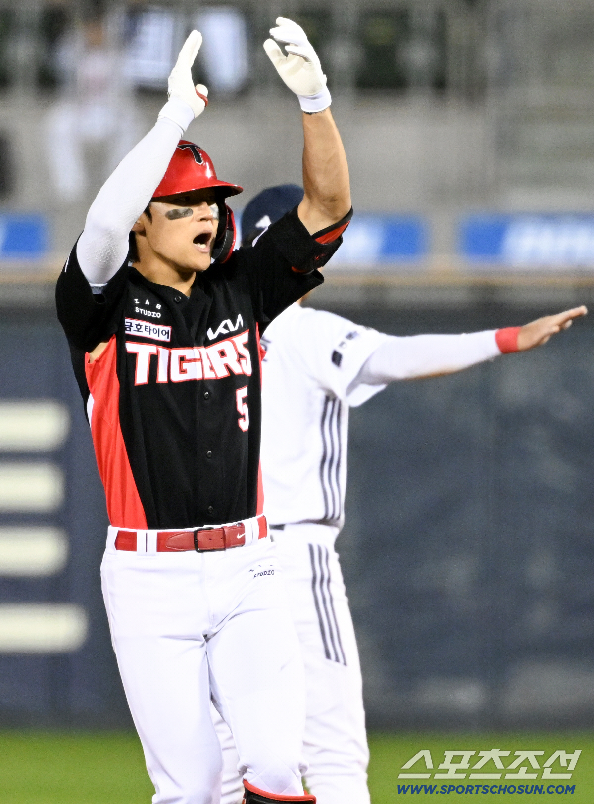 승부의 쐐기를 박는 적시타를 날린 뒤 김도영은 잠실구장 2루에서 포효했다.