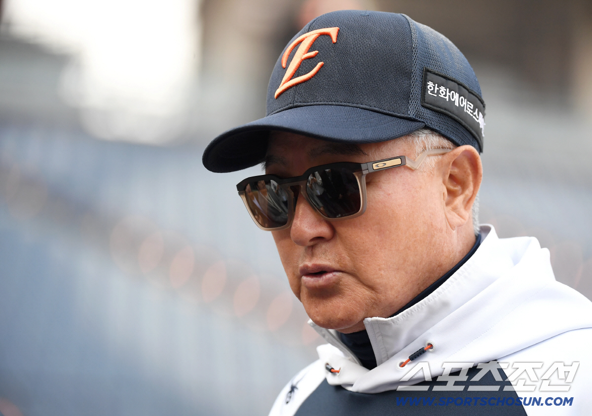 2일 대전 한화생명볼파크에서 열리는 한화와 KT의 경기. 인터뷰하고 있는 한화 김경문 감독. 대전=송정헌 기자 songs@sportschosun.com/2026.04.02/