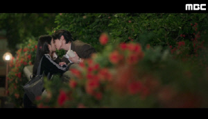 변우석♥아이유, 청혼 후 동침·첫키스까지…로맨스 물꼬 제대로 터졌다