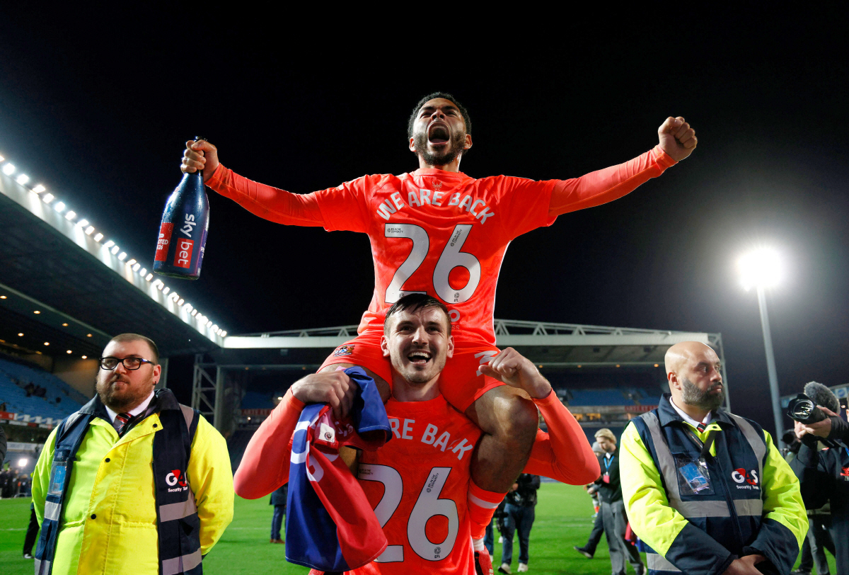 1부 승격을 확정하고 좋아하는 코번트리 선수들 AP