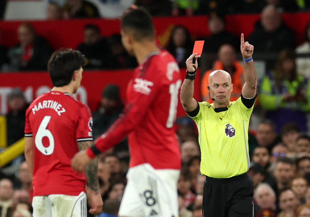 Soccer Football - Premier League - Manchester United v Leeds United - Old Trafford, Manchester, Britain - April 13, 2026 Manchester United's Lisandro Martinez is shown a red card by referee Paul Tierney REUTERS/Phil Noble EDITORIAL USE ONLY. NO USE WITH UNAUTHORIZED AUDIO, VIDEO, DATA, FIXTURE LISTS, CLUB/LEAGUE LOGOS OR 'LIVE' SERVICES. ONLINE IN-MATCH USE LIMITED TO 120 IMAGES, NO VIDEO EMULATION. NO USE IN BETTING, GAMES OR SINGLE CLUB/LEAGUE/PLAYER PUBLICATIONS. PLEASE CONTACT YOUR ACCOUNT REPRESENTATIVE FOR FURTHER DETAILS..