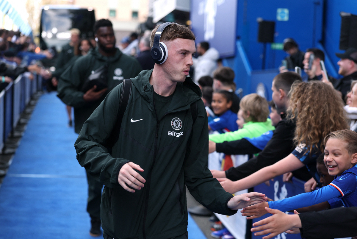 경기장에 들어가면서 팬들과 하이파이브를 하는 파머 로이터