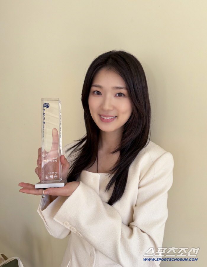 2025년 하반기 청룡랭킹 1위에 오른 김혜윤은 제43회 청룡영화상 신인상 당시 수상 소감처럼, '느낌표 있는 배우'로 팬들에게 항상 감동과 진심을 전달해주며 사랑을 받고 있다.