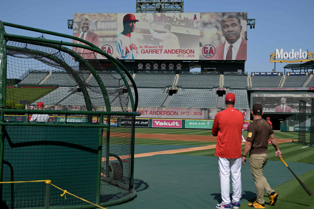 에인절스 구단이 18일(한국시각) 샌디에이고전을 앞두고 개럿 앤더슨을 추모하는 영상을 에인절스타디움 전광판에 노출하고 있다. AFP연합뉴스