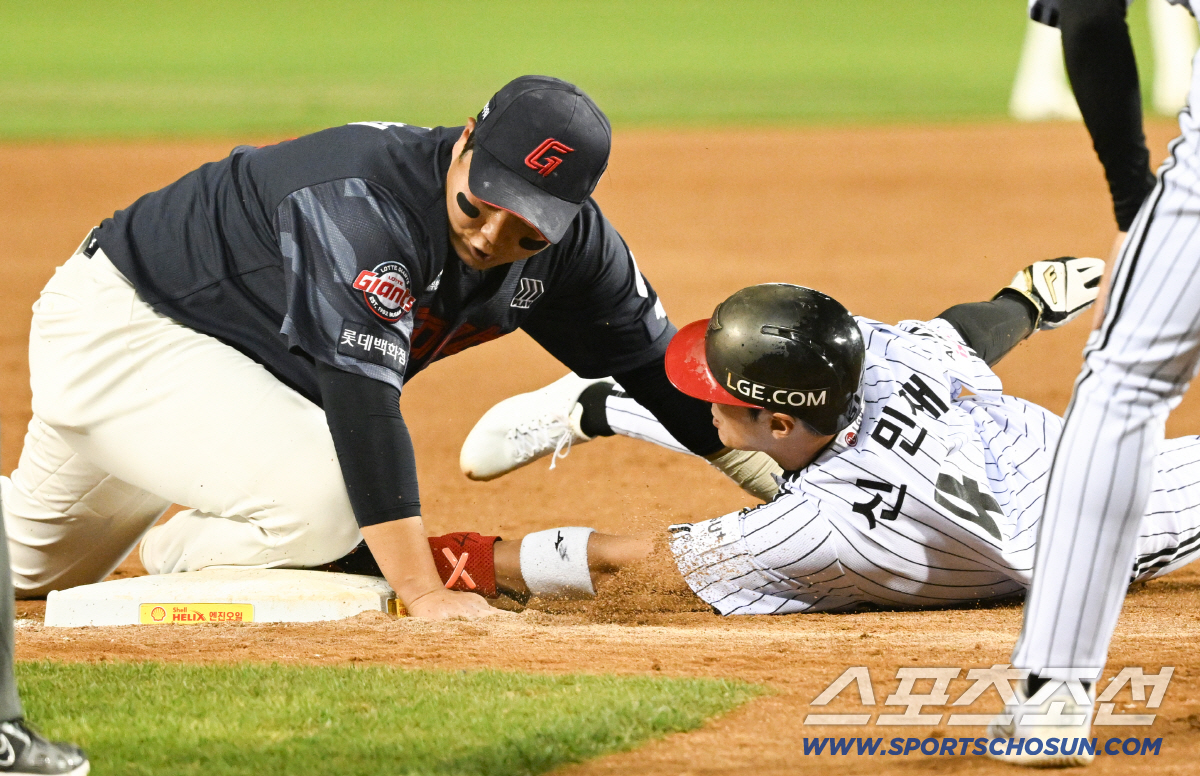 16일 잠실구장에서 열린 LG와 롯데의 경기. 7회말 2사 2루 LG 신민재가 3루를 노렸지만 롯데 한동희에게 태그 당하고 있다. 잠실=박재만 기자 pjm@sportschosun.com/2026.04.16/