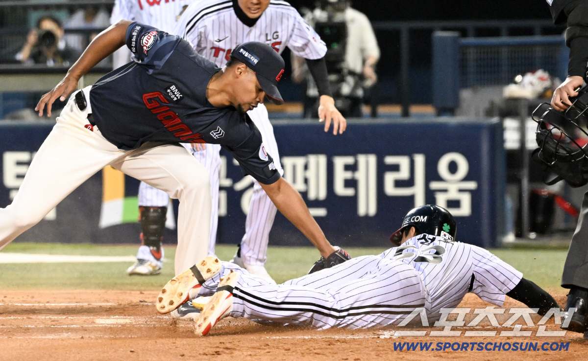 16일 잠실구장에서 열린 LG와 롯데의 경기. 2회말 1사 2루 LG 홍창기 타석 때 폭투가 나오자 홈을 노리던 천성호가 롯데 로드리게스에게 태그 당하고 있다. 잠실=박재만 기자 pjm@sportschosun.com/2026.04.16/