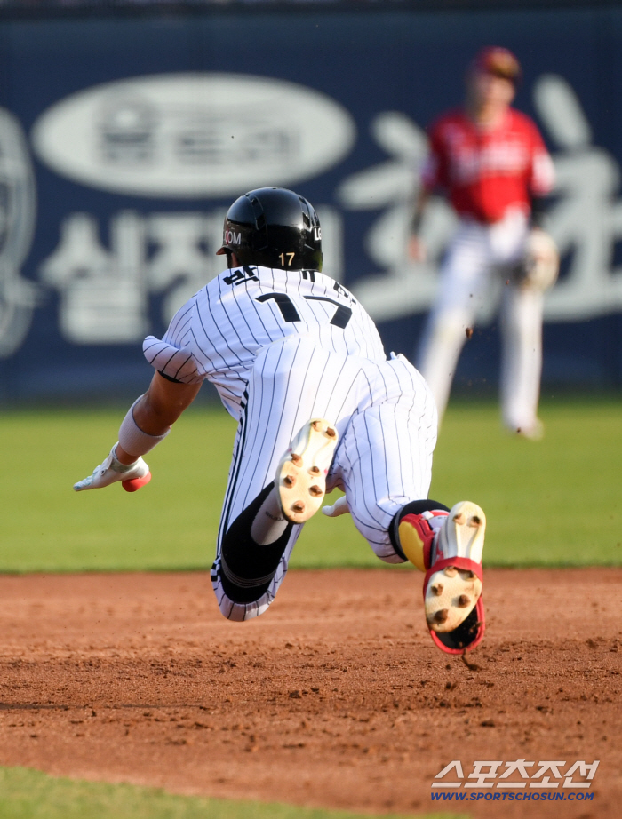 '이럴수가' LG  미스터리 "잘하는 걸 못하고 있다." '타격의 팀'이 팀타율 0.266 6위. 그런데도 1위와 반게임차인 이유