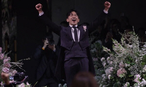 이민우, 결혼식 현장 최초공개...송승헌·강호동 등 연예대상 급 '초호화 하객' 총출동