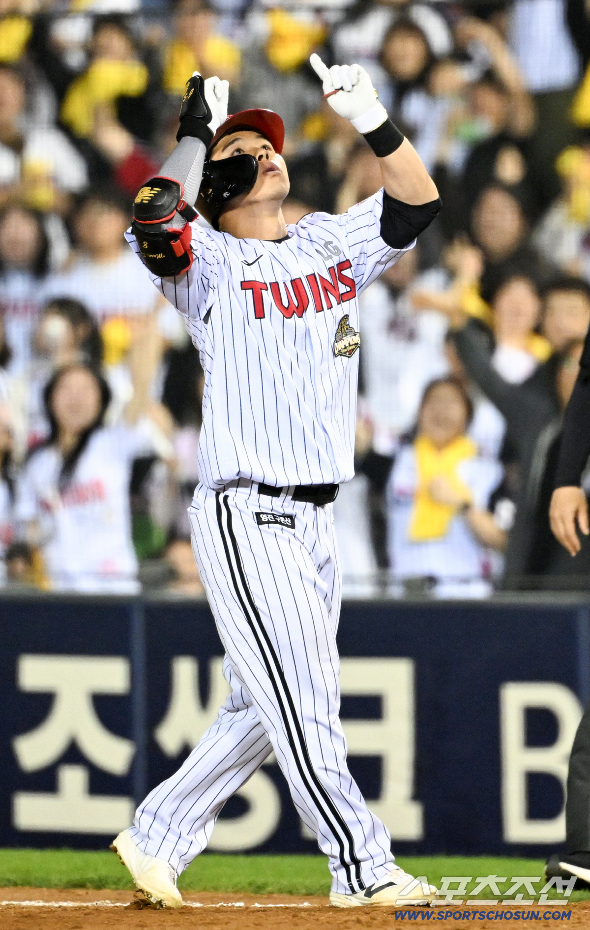 16일 잠실구장에서 열린 LG와 롯데의 경기. 6회말 2사 만루 LG 문성주가 안타를 날린 뒤 환호하고 있다. 잠실=박재만 기자 pjm@sportschosun.com/2026.04.16/