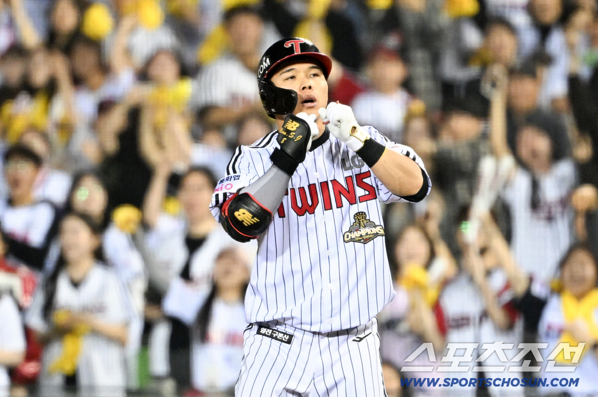 16일 잠실구장에서 열린 LG와 롯데의 경기. 6회말 2사 만루 LG 문성주가 안타를 날린 뒤 환호하고 있다. 잠실=박재만 기자 pjm@sportschosun.com/2026.04.16/