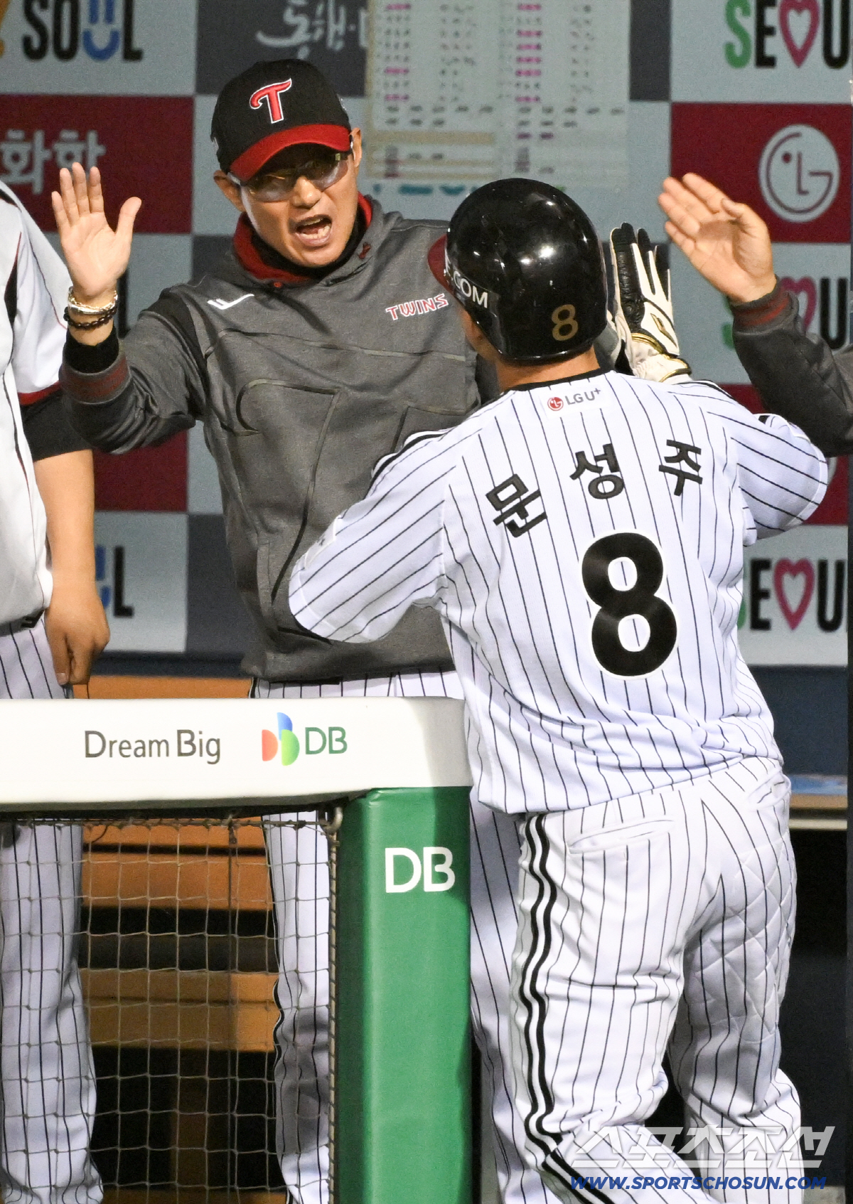 16일 잠실구장에서 열린 LG와 롯데의 경기. LG 염경엽 감독이 득점한 문성주를 반기고 있다. 잠실=박재만 기자 pjm@sportschosun.com/2026.04.16/