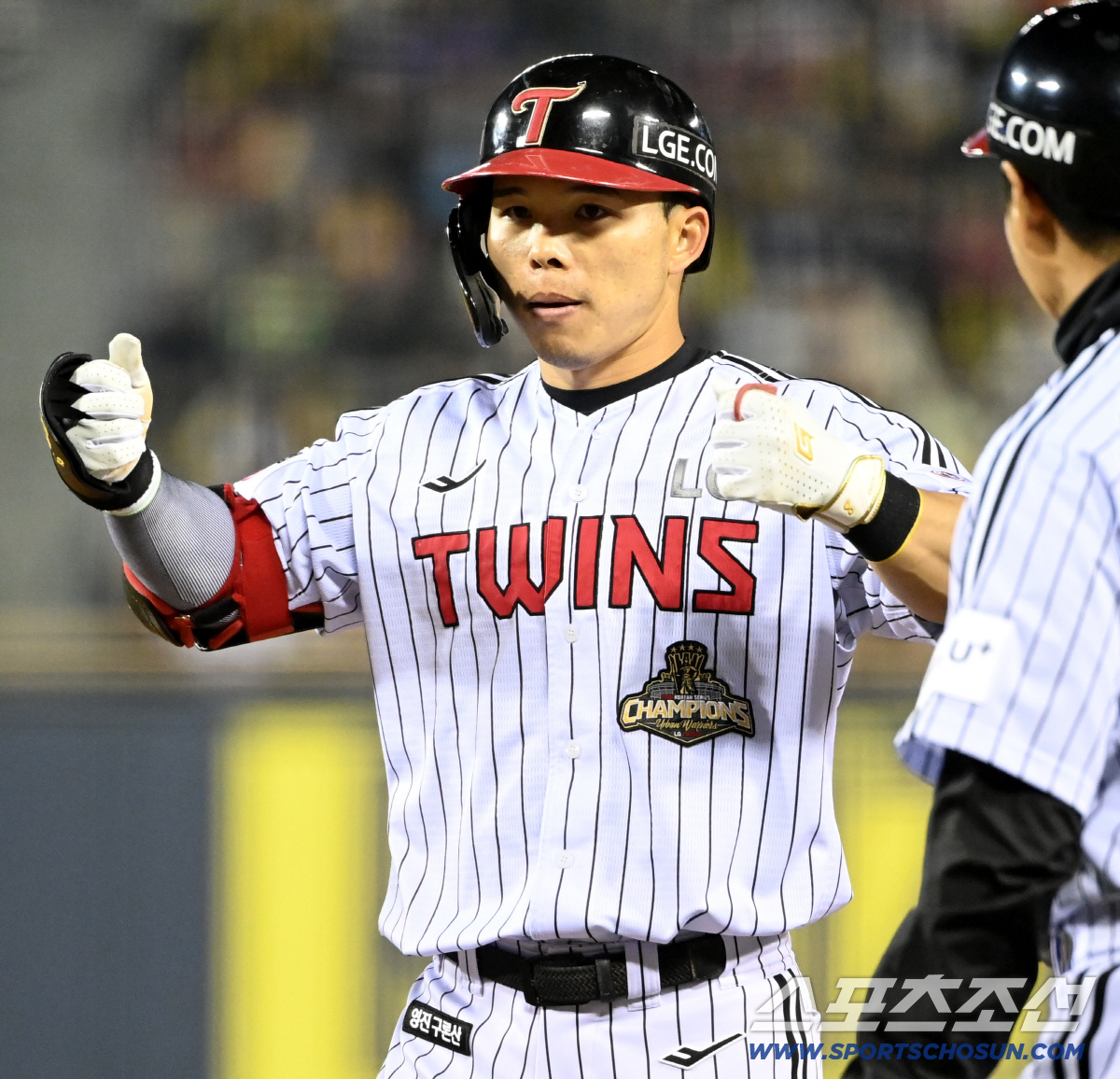 2일 잠실야구장에서 열린 KIA와 LG의 경기. 4회말 1사 1루 LG 문성주가 안타를 치고 기뻐하고 있다. 잠실=허상욱 기자 wook@sportschosun.com/2026.04.02/