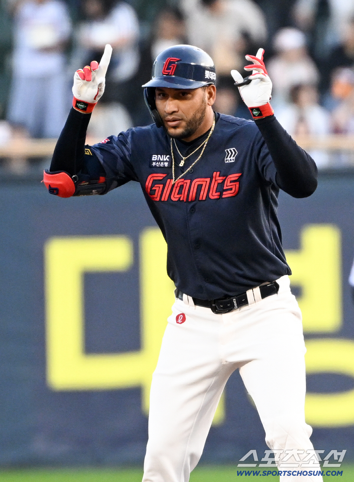 16일 잠실구장에서 열린 LG와 롯데의 경기. 1회초 롯데 레이예스가 안타를 날린 뒤 환호하고 있다. 잠실=박재만 기자 pjm@sportschosun.com/2026.04.16/