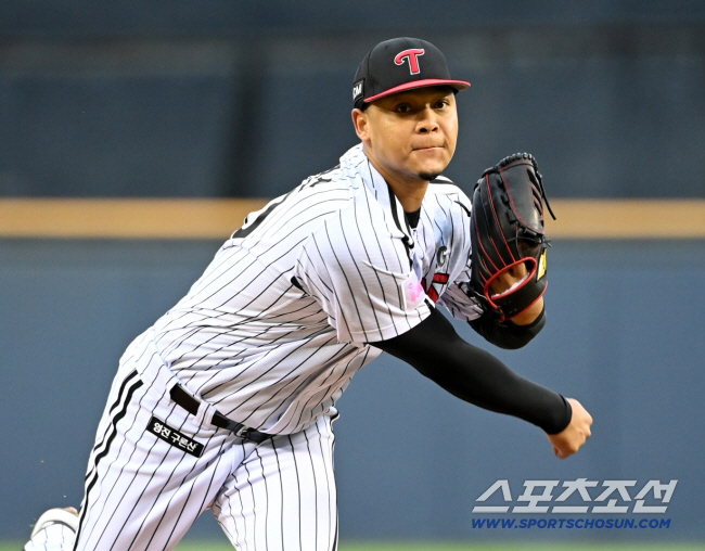 19일 잠실야구장에서 열린 롯데와 LG의 경기, LG 선발투수 에르난데스가 역투하고 있다. 잠실=허상욱 기자 wook@sportschosun.com/2025.07.19/