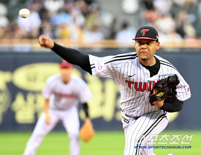 19일 잠실야구장에서 열린 롯데와 LG의 경기, LG 선발투수 에르난데스가 역투하고 있다. 잠실=허상욱 기자 wook@sportschosun.com/2025.07.19/