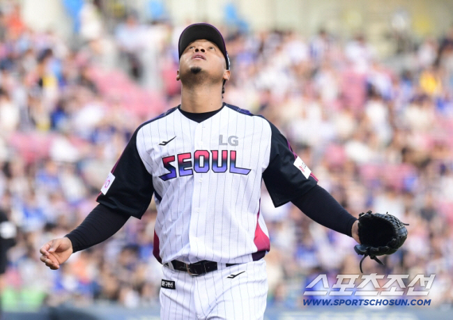 30일 잠실구장에서 열린 KBO리그 LG와 삼성의 경기. 2회 투구를 마치고 마운드를 내려오는 LG 선발 에르난데스. 잠실=송정헌 기자 songs@sportschosun.com/2025.05.30/