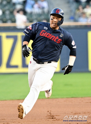 노시환처럼 터질 수 있나? '도박 듀오' 돌아오면 한동희 자리는…