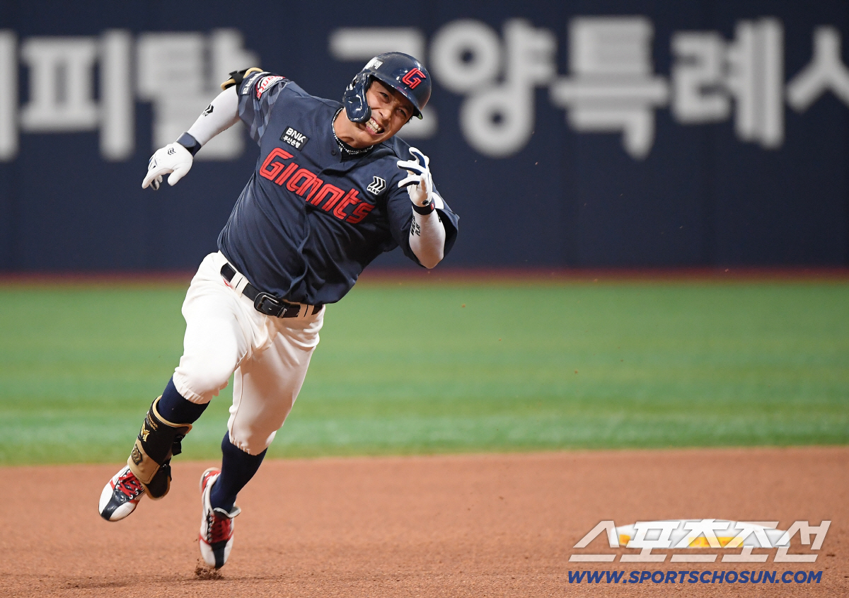 12일 서울 고척스카이돔에서 열린 롯데-키움전. 8회초 2사 황성빈이 3루타를 친 후 전력질주하고 있다. 고척=정재근 기자 cjg@sportschosun.com/2026.4.12/