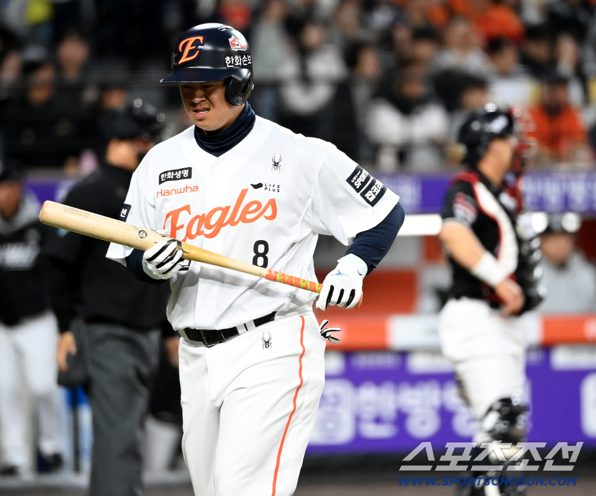 1일 대전한화생명볼파크에서 열린 KT와 한화의 경기. 1회말 한화 노시환이 KT 고영표에 삼진으로 물러나고 있다. 노시환은 전날 경기 5연타석 삼진에 이어 6연타석 삼진을 당했다. 대전=허상욱 기자 wook@sportschosun.com/2026.04.01/