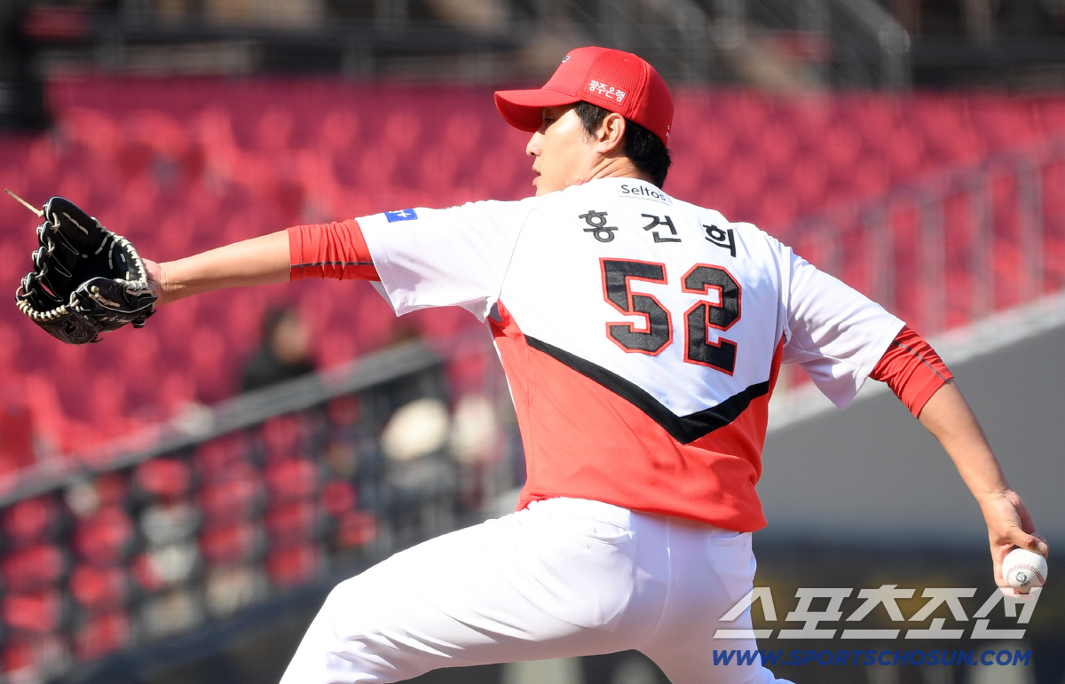 13일 광주 기아챔피언스필드에서 열린 KIA 타이거즈와 SSG 랜더스의 시범경기. KIA 홍건희가 숨을 고르고 있다. 광주=박재만 기자 pjm@sportschosun.com/2026.03.13/