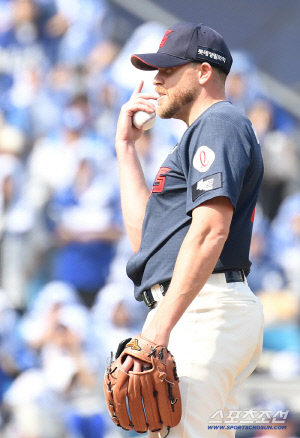 롯데 깜짝! '156㎞ 직구 5K 불꽃투' 외인 2루수 전격 동시 교체…부산에 무슨 일? [부산리포트]