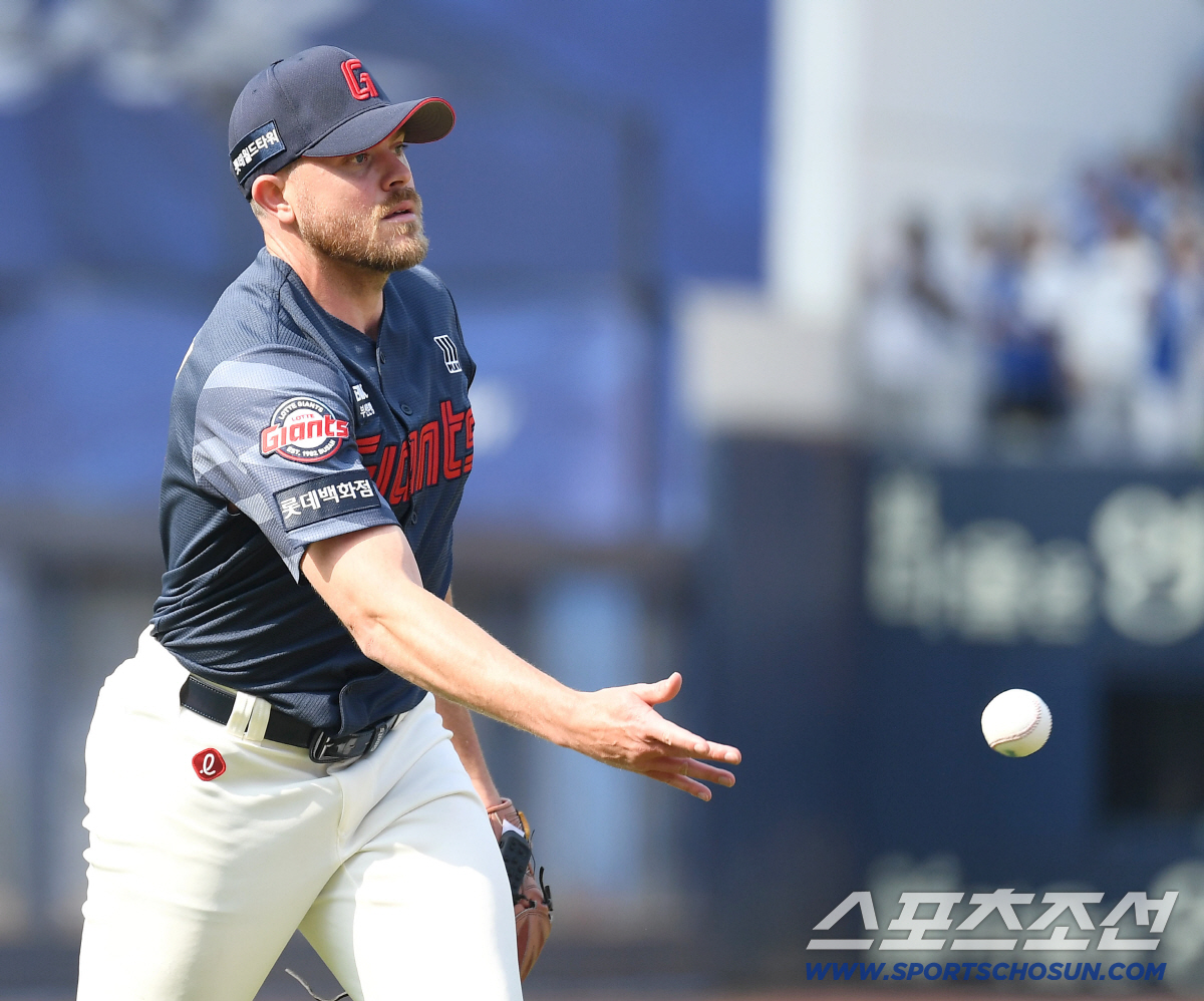 29일 대구 삼성라이온즈파크에서 열린 삼성과 롯데의 경기. 4회말 삼성 디아즈 투수 앞 땅볼로 직접 아웃 시키는 롯데 선발 비슬리. 대구=송정헌 기자 songs@sportschosun.com/2026.03.29/