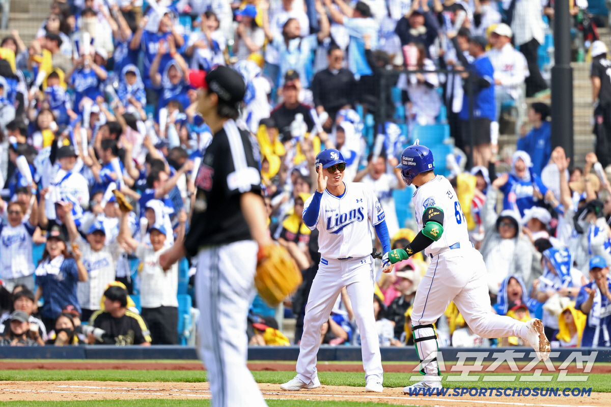 삼성 전병우가 5-0을 만드는 스리런포를 쳤을 때 임찬규가 외야를 바라보고 있다. 사진제공=삼성 라이온즈