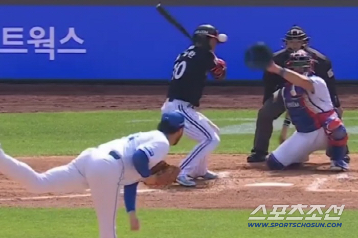 LG 트윈스 오지환이 4회초 삼성 선발 오러클린의 직구가 머리쪽으로 오자 피했으나 헬멧에 맞았다. SBS 중계방송 화면 캡쳐