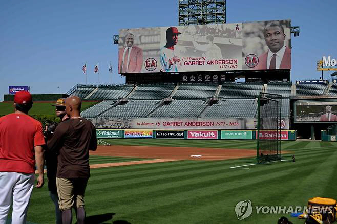 개럿 앤더슨을 추모하는 화면을 전광판에 띄운 에인절스 구단. AFP연합