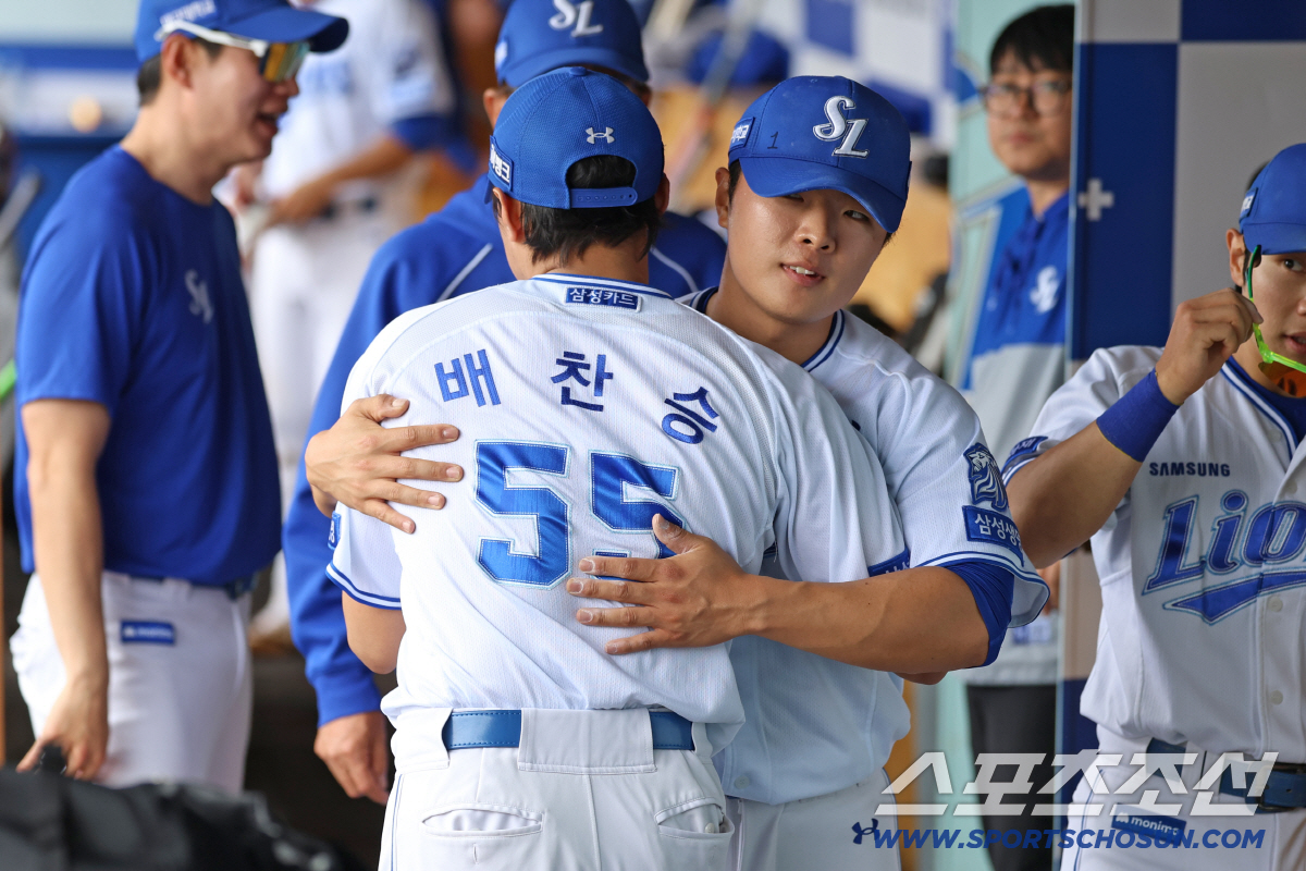 삼성 라이온즈 이승민이 18일 LG 트윈스전서 5회초 위기상황을 막고 내려온 배찬승을 안아주고 있다. 사진제공=삼성 라이온즈