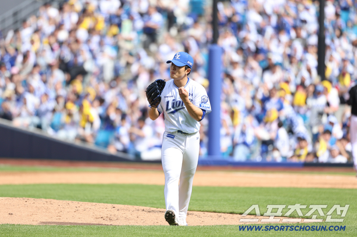 삼성 라이온즈 이승민이 4회초 1사 1,2루의 위기에서 홍창기를 투수앞 병살타로 막고 내려오고 있다. 사진제공=삼성 라이온즈