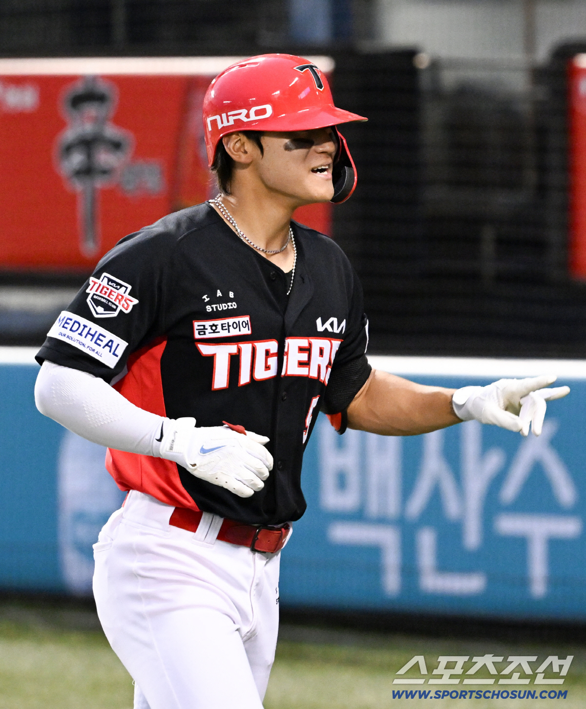 18일 잠실구장에서 열린 두산과 KIA의 경기. 8회초 1사 2루 KIA 김도영이 투런포를 날린 뒤 환호하고 있다. 잠실=박재만 기자 pjm@sportschosun.com/2026.04.18/